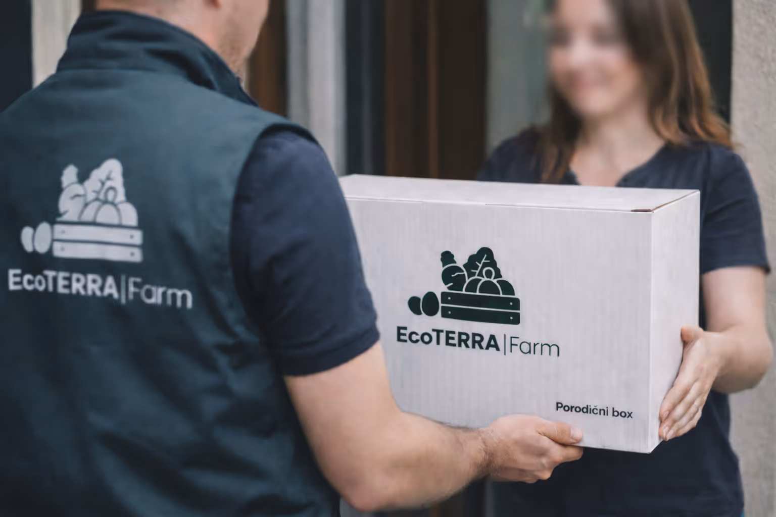 Isporuka EcoTERRA|Farm box paketa sa proizvodima lokalnih poljoprivrednika iz okoline Niša, kupcu na adresu.